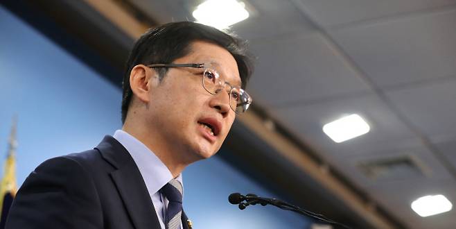 ‘드루킹 댓글조작 사건’에 연루됐다는 의혹을 받는 김경수 의원이 19일 오후 국회 정론관에서 경남지사 출마 관련 입장발표를 하고 있다. (사진=연합뉴스)