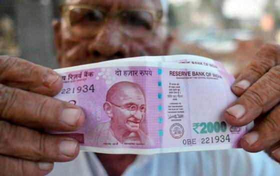 인도 정부는 지난해 11월 기존 500루피, 1000루피 사용을 금지하고 새로운 500루피, 2000루피 화폐를 유통하는 화폐개혁을 발표했다. /블룸버그