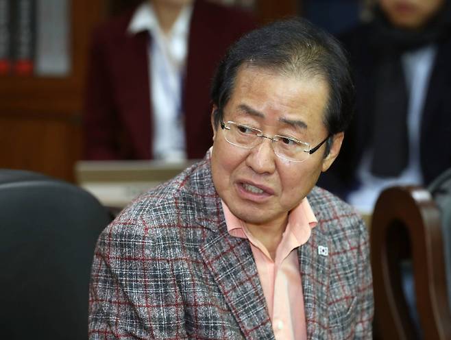 자유한국당 홍준표 대표가 1일 오전 서울 구로구 연세중앙교회에서 부활절 예배 참석에 앞서 윤석전 담임목사를 만난 자리에서 인사말을 하고 있다. [연합뉴스]