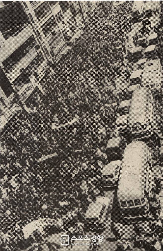 1960년 4월19일 종로거리를 메운 학생 데모대. 경향신문 DB