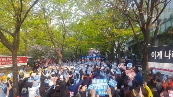 20일 서울 여의도 금융감독원 앞에서 열린 `삼성증권 규탄 촛불집회`에 참석한 개인투자자들이 삼성증권에 대한 엄중한 처벌을 촉구하고 있다.(사진=이후섭 기자)
