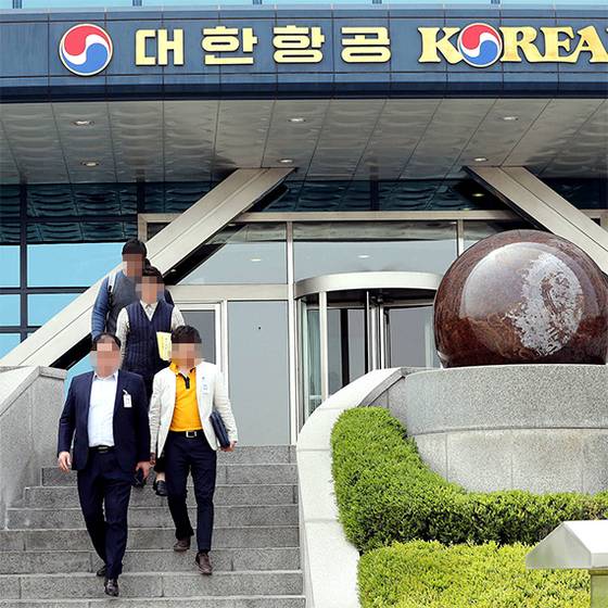 대한항공 조현민 전무의 ‘물벼락 갑질’ 사건을 수사하고 있는 서울 강서경찰서 수사관들이 19일 강서구 대한항공 본사를 압수수색했다. 경찰은 이날 조 전무의 휴대전화 총 4대를 압수했다. [연합뉴스]