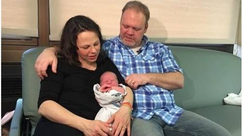 14번째 아들을 품에 안은 미국 미시간 주 슈완트 부부 커테리(왼쪽)-제이 슈완트 부부와 14번째 아들 [미시간 우드TV]