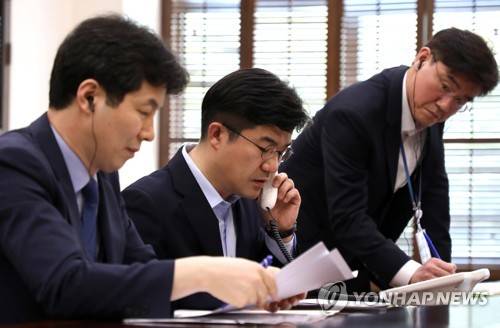 청와대, 남북 정상 간 '핫라인' 시험 통화 (서울=연합뉴스) 남북 정상 간 '핫라인'(Hot Line·직통전화)이 20일 청와대에 설치돼 송인배 청와대1부속실장(가운데)의 북한 국무위 담당자와 시험통화를 윤건영 국정상황실장(왼쪽)이 청취하고 있다. 이날 시험통화는 오후 3시 41분부터 4분 19초간 이뤄졌다.  [청와대 제공=연합뉴스]    photo@yna.co.kr
