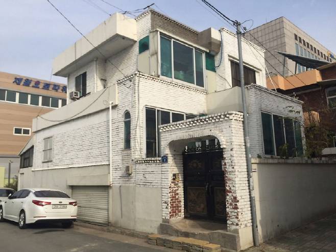 △지난 17일 경매에 부처져 104명의 응찰자가 모인 대구 수성구 중동의 2층 단독주택[사진=지지옥션 제공]