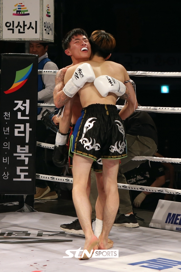 21일 오후 전북 익산 원광대학교 문화체육관에서 열린 'MAX FC13 투쟁유희' 맥스리그 2경기 플라이급(-50kg) '크라이베이비' 김수훈(19·김제국제엑스짐)이 경기를 펼치고 있다.