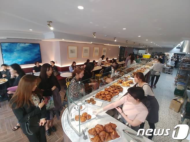서울 신사동 가로수길에 위치한 비 파티세리. 손님들이 제품을 고르고 있다. © News1