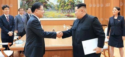 정의용(왼쪽 앞) 청와대 국가안보실장이 2018년 3월 5일 평양에서 김정은 북한 노동당 위원장과 악수하고 있다. 김 위원장은 왼손에 문재인 대통령의 친서를 들고 있다. 맨 오른쪽은 김 위원장의 여동생인 김여정 노동당 중앙위 제1부부장. /청와대