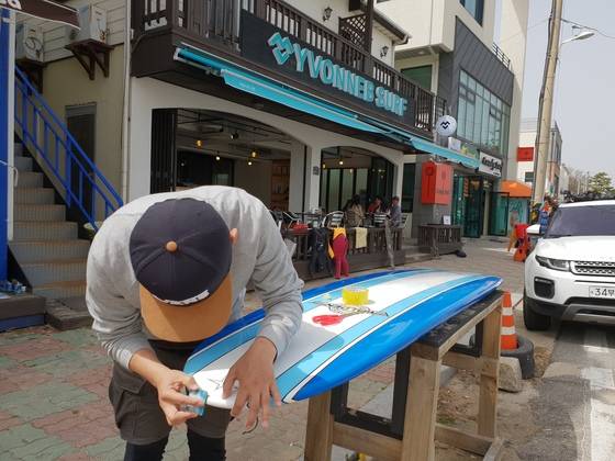 서핑의 성지로 새롭게 떠오르고 있는 강원도 양양군 죽도 해변. 박진호 기자