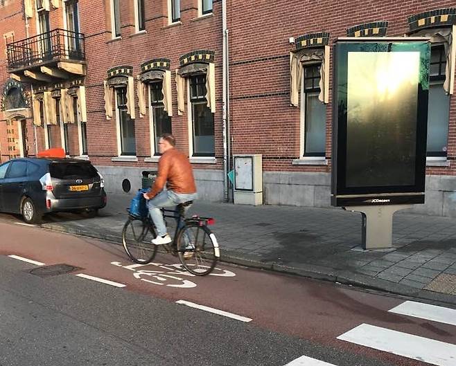 지난 17일(한국시간) 네덜란드 암스테르담에서 시민이 자전거전용도로에서 자전거를 운전하고 있다. 네덜란드는 전 세계에서 자전거 보급률이 가장 높은 나라 중 하나다. /사진(암스테르담)= 한지연 기자