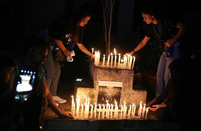 끔찍한 강간 및 살인 사건의 피해 소녀를 추모하는 여성들(사진=EPA·연합뉴스)