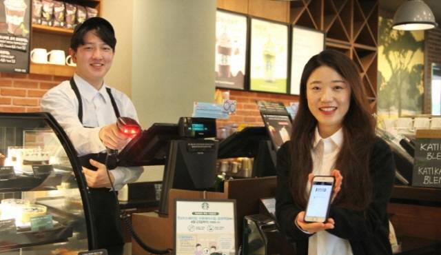 23일 스타벅스 삼성역점에서 직원들이 현금 없는 매장 시범 운영에 대해 설명하고 있다. 스타벅스커피코리아는 이날부터 삼성역점을 비롯해 3곳에서 신용카드·스타벅스카드·모바일페이 결제 등을 권유하는 ‘현금 거래 없는 매장’의 시범 운영에 들어간다./사진제공=스타벅스