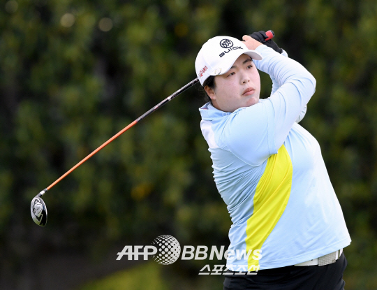 LOS ANGELES, CA - APRIL 19: Shanshan Feng of China wathes her tee shot on the 14th hole during round one of the Hugel-JTBC Championship at the Wilshire Country Club on April 19, 2018 in Los Angeles, California.   Harry How/Getty Images/AFP  == FOR NEWSPAPERS, INTERNET, TELCOS & TELEVISION USE ONLY ==ⓒAFPBBNews = News1