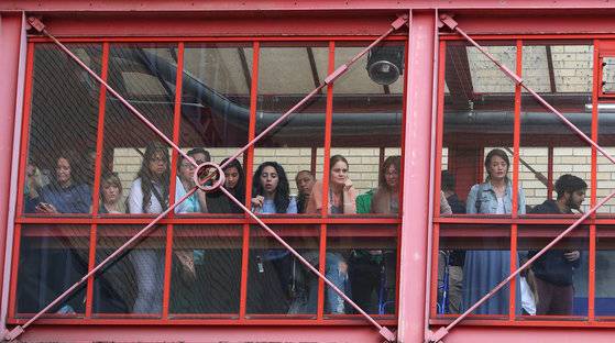 영국 시민들이 23일(현지시간) 런던 세인트 메리 병원 앞에서 윌리엄 왕세손과 케이트 미들턴 왕세손빈의 세째 아기를 기다리고 있다. [로이터=연합뉴스]