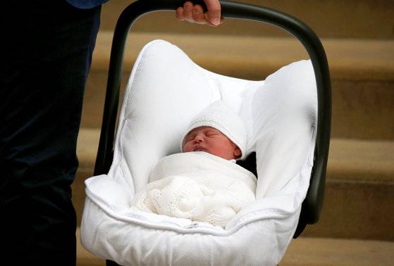 23일(현지시간) 런던 세인트 메리 병원에서 태어난 영국 윌리엄 왕세손과 케이트 미들턴 왕세손빈의 세번째 아기.[로이터=연합뉴스]