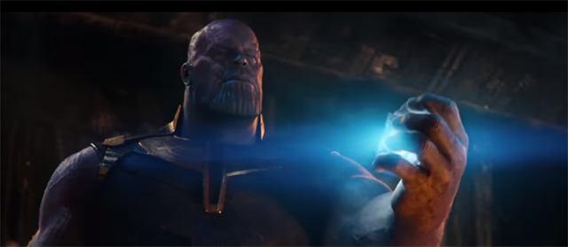 ▲ <인피니티 워> 예고편에서 테서랙트를 깨뜨리고 스페이스 스톤을 얻는 타노스의 모습. 예고편은 유튜브 https://youtu.be/-3beJ0alBrY  에서 확인 가능. ⓒ마블