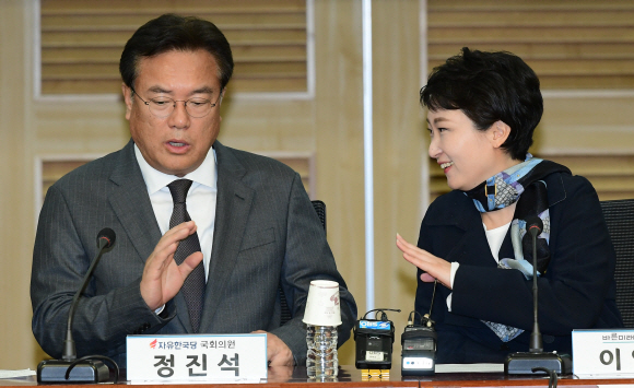 24일 국회에서 열린 드루킹 댓글 사건에 대한 좌담회에서 자유한국당 정진석 의원과 바른미래당 이언주 의원이 이야기를 나누고 있다.이종원 선임기자 jongwon@seoul.co.kr