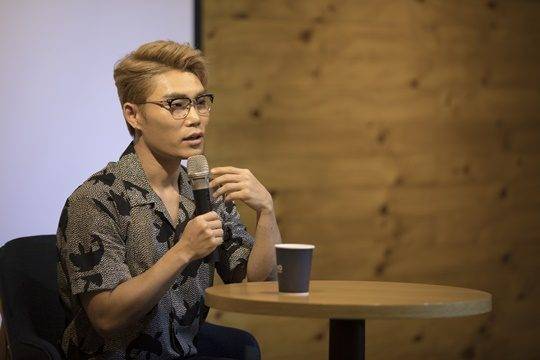 가수 김범수가 25일 서울 합정동 프리미엄라운지에서 열린 기자간담회에서 ‘메이크 트웬티’ 프로젝트에 대해 설명하고 있다. /사진제공=영엔터테인먼트