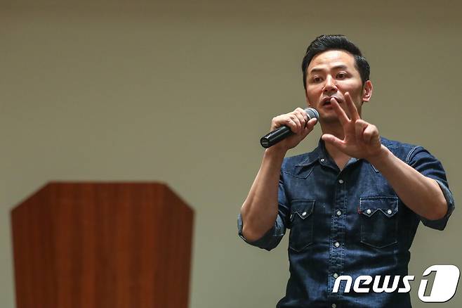 지난 24일 오후 서울 종로구 뉴스1 본사에서 열린 명사 초청 강연회에서 김창옥 휴먼컴퍼니대표가 '유쾌한 소통의 법칙'에 대해 강연하고 있다. 2018.4.24/뉴스1 © News1 성동훈 기자