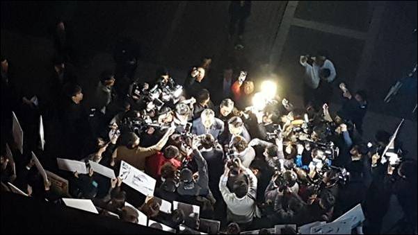 25일 경찰이 서울 중구에 위치한 TV조선 보도본부의 압수수색 영장을 발부받은 가운데, 경찰 관계자와 TV조선 기자들이 대치하고 있다./박현익 기자