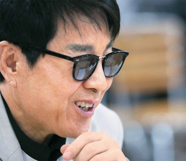지난 23일 서울시 서초동 YPC프로덕션에서 만난 조용필이 기자의 질문에 답하며 환하게 웃고 있다. 68세인 그는 스무 살은 어려 보이는 동안의 비결로 `소식·규칙적인 운동·금주`를 꼽고 "오늘은 메이크업으로 결점을 많이 가렸다"며 웃었다. [이충우 기자]