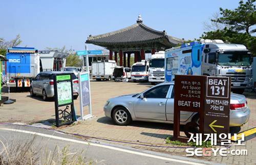 남·북 정상회담을 이틀 앞둔 25일 경기 파주 임진각에는 정상회담 때 쓰일 방송부스가 설치되고 있다.
