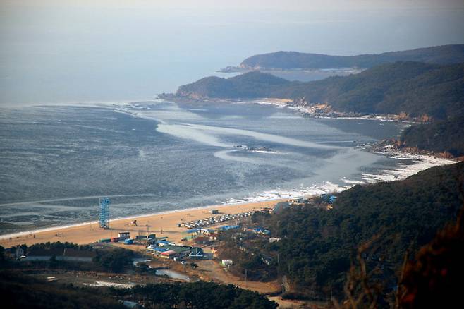 호룡곡산 전망대에서 내려다본 섬의 풍광이 ‘서해의 알프스’라 불릴 만하다.