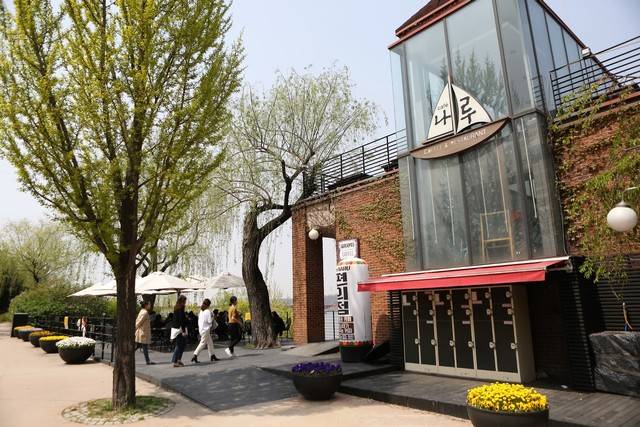 선유도 산책로에 있는 한강 조망 카페 ‘나루’. 취수펌프장을 재활용한 건물이다. 이병학 선임기자