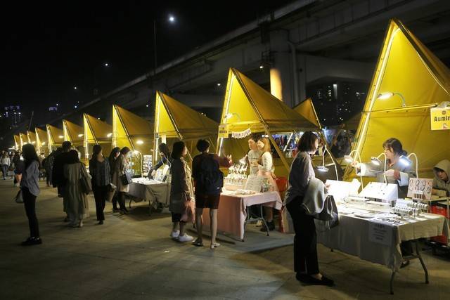 반포한강공원 밤도깨비 야시장. 매주 금·토요일 밤 44개의 푸드트럭과 53개의 천막 판매대가 장을 펼친다. 이병학 선임기자