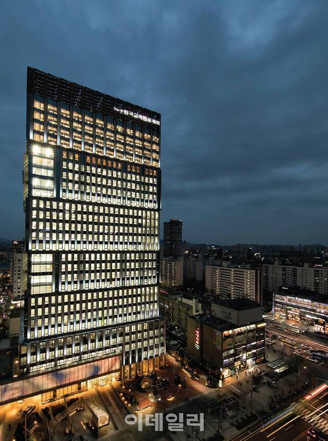 KB금융그룹은 오는 8월 말까지 KB국민은행 명동 본점에서 근무해온 여신그룹 등 12개 부서 450여명의 임직원을 교직원공제회 여의도 신사옥인 ‘더 케이 타워’(The-K Tower)로 이전할 예정이다. (사진=한국교직원공제회)