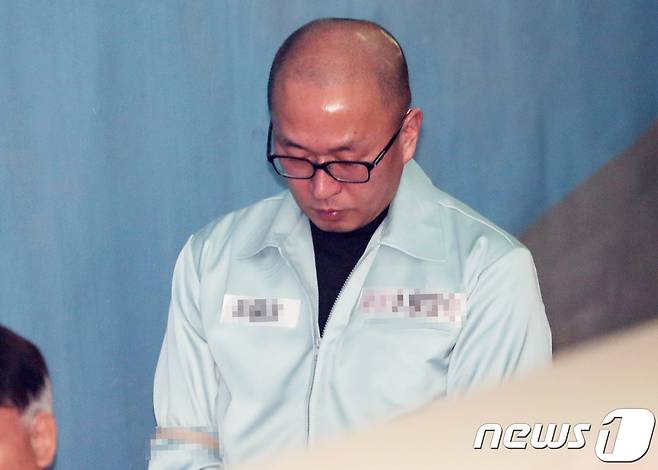 차은택 전 창조경제추진단장이 27일 오후 서울 서초구 서울고등법원에서 열린 '국정농단 사건' 관련 특정경제범죄 가중처벌법상 횡령 등 항소심 2회 공판에 출석하고 있다. 2018.4.27/뉴스1 © News1 이재명 기자