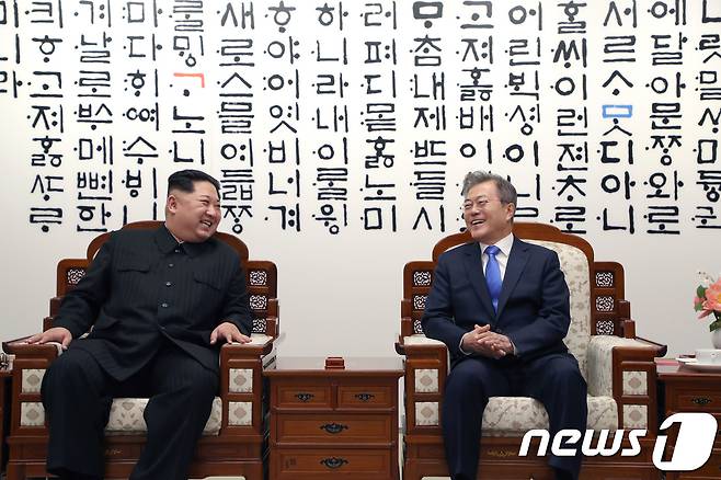 문재인 대통령과 김정은 북한 국무위원장이 27일 판문점 평화의 집에서 남북정상회담에 앞서 사전환담을 하고 있다.2018.4.27/뉴스1 © News1 한국공동사진기자단