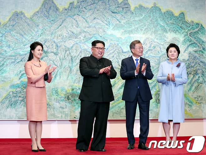 문재인 대통령 내외와 김정은 국무위원장 내외가 27일 오후 판문점 평화의 집에서 열린 남북정상회담 만찬에 앞서 기념 촬영을 하고 있다. 2018.4.27 © News1 한국공동사진기자단