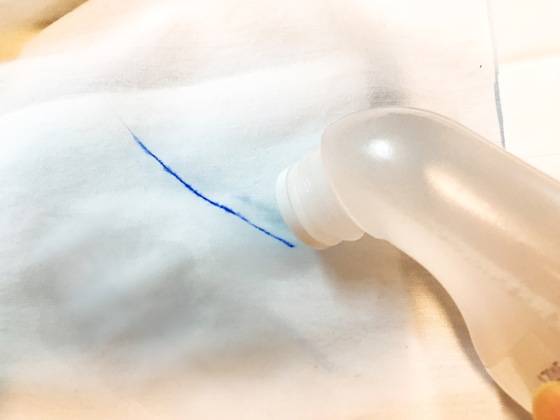 검은색 볼펜 자국을 다 지우고, 옆에 있는 파란색 싸인펜 자국을 지우기 시작했다. 볼펜보다 싸인펜이 더 쉽게 물파스에 녹았다.