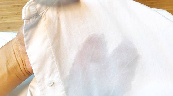 볼펜과 사인펜 자국이 깨끗하게 사라졌다.