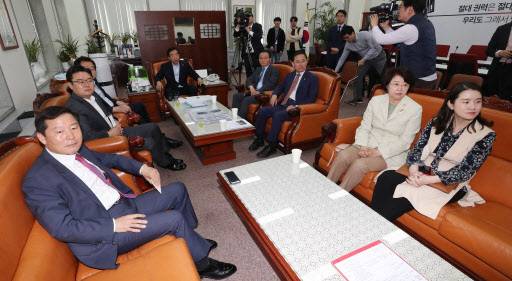 [사진설명=2018남북정상회담이 열린 27일 국회에서 자유한국당 김성태 원내대표와 의원들이 문재인 대통령이 판문점에서 북한 김정은 국무위원장을 만나는 TV 생중계를 보고 있다. 사진제공=연합뉴스]