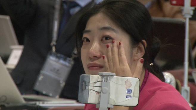 홍콩에서 온 한 취재진이 남북 두 정상이 판문점 군사분계선을 넘는 장면을 보며 눈물을 흘리고 있다.  ⓒ이승훈