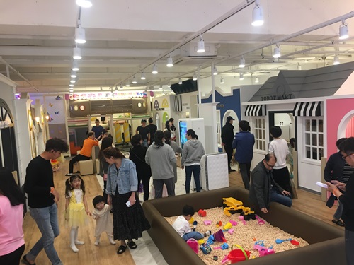 시크릿쥬쥬또봇 키즈카페는 이번 김포 신도시점 오픈 이후 미사 신도시점, 청라점 등이 오픈 예정되어 있으며 차별화된 교육프로그램과 게릴라 이벤트를 제공하여 아이들을 위한 종합 문화 공간으로의 정착을 시도하고 있다.
