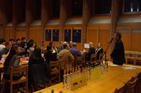 2017년 영국 케임브리지 대학 초청을 받은 김택상 명인이 현지에서 교수와 학생들을 대상으로 한국 전통술 강연을 하고 있다.  /삼해소주가 제공