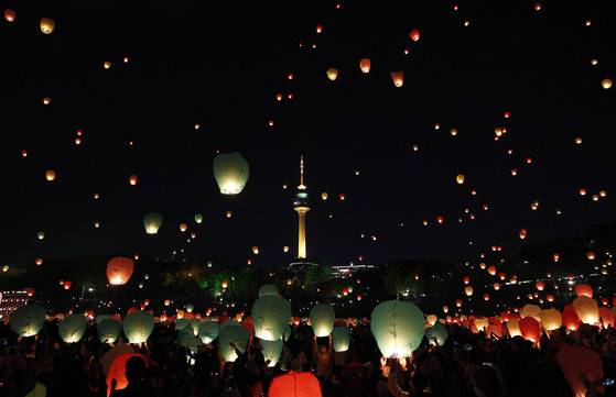 지난해 4월 22일 오후 대구시 달서구 두류야구장에서 불기 2561년 부처님 오신날을 봉축하는 연등축제가 열렸다. 법요식을 마친 뒤 달구벌 관등놀이의 백미로 불리는 소원 풍등 날리기가 시작되자 시민들이 소원을 적은 형형색색 풍등을 하늘로 날려 보내고 있다. [중앙포토]