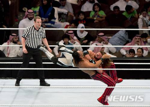 【지다( 사우디 아라비아)= AP/뉴시스】 사우디 아라비아의 지다에서 27일 저녁(현지시간) 열린 WWE 로열 럼블 레슬링대회가 어린이와 여성들의 관람이 처음으로 허용된 가운데 진행되고 있다.