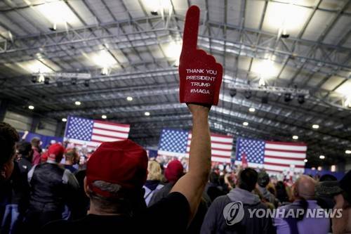 USA-TRUMP/ 28일(현지시간) 도널드 트럼프 미국 대통령이 참석한 미시간주 워싱턴의 유세집회에 참석한 지지자의 모습. [로이터=연합뉴스]