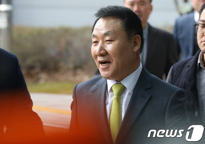 강원랜드 채용청탁 의혹을 받는 염동열 자유한국당 의원이 피의자 신분으로 조사를 받기 위해 6일 서울 도봉구 서울북부지검에 출석하고 있다.. 2018.4.6/뉴스1 © News1 허경 기자