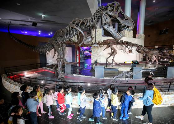 해남 우항리 공룡화석지 내 공룡박물관을 찾은 어린이들. 프리랜서 장정필