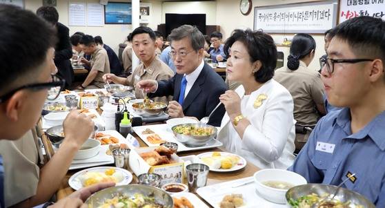 문재인 대통령과 부인 김정숙 여사가 지난해 9월 28일 오후 경기도 평택 해군 2함대 사령부에서 열린 건군 69주년 국군의 날 기념식을 마치고 문무대왕함에 마련된 식당에서 장병들과 점심식사를 하고 있다. 청와대사진기자단