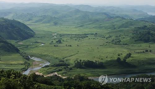 경기 연천군과 접한 북한 비무장지대(DMZ) 일대의 '오장동 농장' 전경. [연합뉴스]