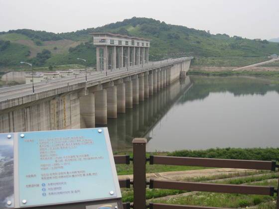 북한 황강댐의 무단 방류에 대비하게 위해 경기도 연천군 임진강 상류에 조성된 군남댐 전경. 전익진 기자