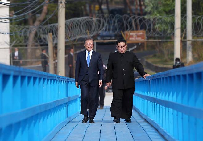 문재인 대통령과 김정은 북한 국무위원장이 4·27 남북정상회담 오후 회담에 앞서 수행자 없이 판문점 내 도보다리를 산책하고 있다.   서성일 기자