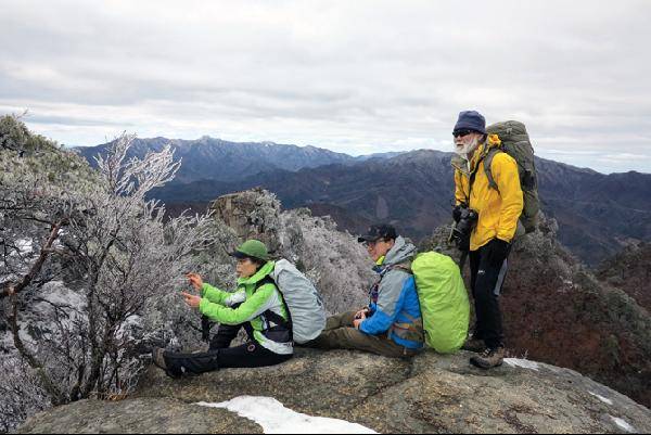 [월간산]일출봉 소나무가 자라고 있는 바위 꼭대기 너럭바위에서 서북으로 본 월출봉(네모난 바위봉). 월출봉 오른쪽은 월출봉 북릉 중 제3봉이다. 멀리는 치악산이다.