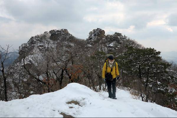 [월간산]제3봉에서 남동쪽으로 본 감악산 정상인 일출봉(왼쪽)과 월출봉(오른쪽).